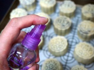 13、枣泥月饼,在月饼表面喷洒少许清水，放入预热好的烤箱中层，上下火210度烘烤8分钟定型。