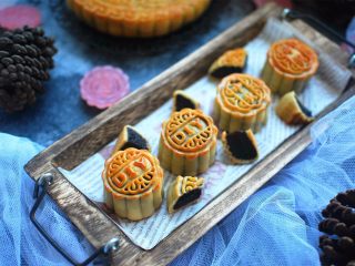 15、枣泥月饼,然后取出刷上第二次蛋黄水，然后放入再210度烤5分钟至表面金黄即可。