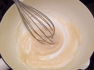 1、培根汉堡,将汤种的材料放入锅内，中小火煮至粘稠，一边煮一边搅拌至出现纹理离火，盖上保鲜膜放凉备用