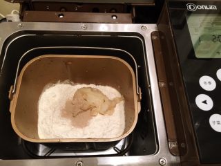 2、培根汉堡,将除黄油以外的所有主面团材料放入面包机内，包括汤种面包，启动和面程序20分钟，揉至10分钟后加入黄油（总时长我用了25分钟）