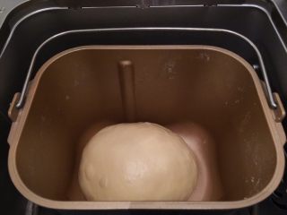 4、培根汉堡,面团取出搓圆，重新放入面色机内，盖上盖子进行一发，天气冷我用了50分钟出