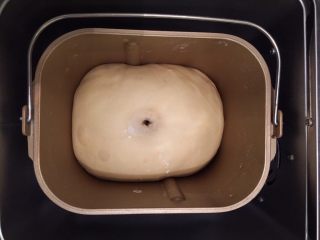 5、培根汉堡,手沾面粉，插入面团，不回缩不塌陷