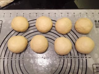 6、培根汉堡,将面团轻轻按压排气后平均分成8份（一份大概78克），滚圆后盖上保鲜膜静置20分钟