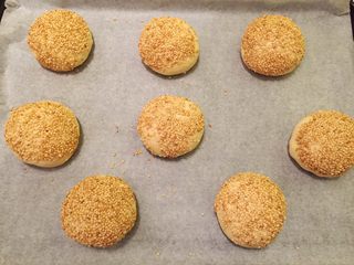 7、培根汉堡,再次滚圆，剩余的蛋液刷在表面上，沾上白芝麻