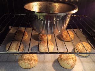 8、培根汉堡,烤箱启动发酵功能，设定35度，发酵1小时左右