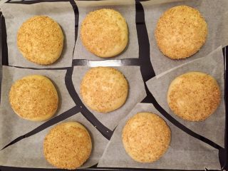 9、培根汉堡,取出汉堡胚，烤箱预热180度