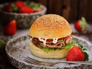 11、培根汉堡,生菜洗净擦干，番茄洗净切片，培根片上煎锅上煎一下，按自己的习惯摆放好汉堡（女儿在摧，步骤图没时间拍）