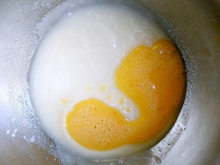 3、桃酥饼,加入蛋液