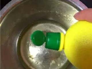 2、酸奶戚风蛋糕, 柠檬汁加入蛋白中