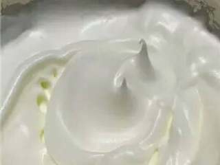 3、酸奶戚风蛋糕, 用电动打蛋器打发蛋白,糖粉A分三次加入蛋白中,打发到能拉出直立的尖角