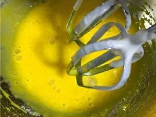 4、酸奶戚风蛋糕, 糖粉B加入蛋黄里,用打蛋器搅拌均匀