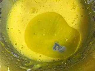 5、酸奶戚风蛋糕, 将色拉油加入步骤4的蛋黄糊中,搅拌均匀