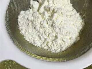 7、酸奶戚风蛋糕,筛入低粉