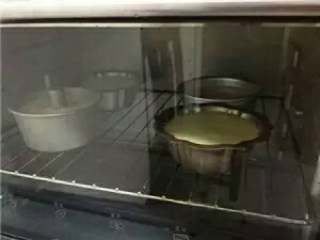 11、酸奶戚风蛋糕, 放入140度预热好的烤箱烤制25分钟左右