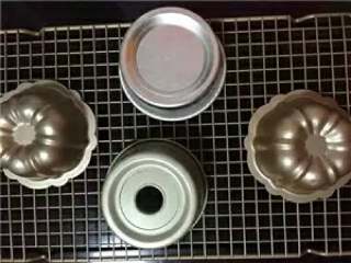 12、酸奶戚风蛋糕, 出炉后马上倒扣晾凉即可食用