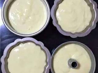 10、酸奶戚风蛋糕, 倒入模具中,震出气泡