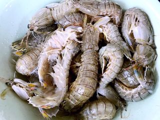 1、椒盐虾爬子,虾爬买的是鲜活的洗净用盐和料酒腌制半小时入味