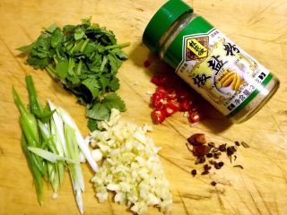 5、椒盐虾爬子,准备好葱、蒜、香菜、红辣椒、花椒、、大料、椒盐粉