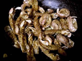 7、椒盐虾爬子,放入虾爬中火翻炒