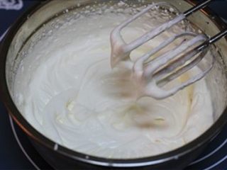 1、木糠杯,淡奶油打到略发，加入炼乳，打到8分发，初步出现花纹