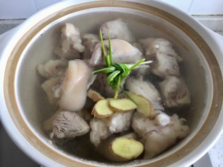 9、猪蹄汤,加入葱和姜