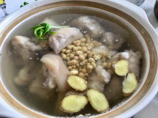 12、猪蹄汤,将浸泡好的黄豆倒入锅中，盖锅，大火煮沸后小火煮三个小时。