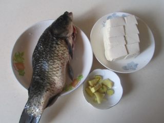 1、鲫鱼豆腐汤, 准备好原材料；