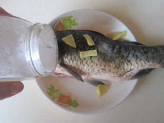 2、鲫鱼豆腐汤,鲫鱼放入少许盐、姜片和料酒，涂抹均匀腌制一下；