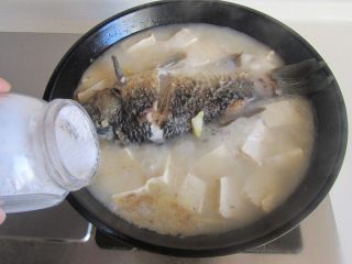 8、鲫鱼豆腐汤,再加入适量的盐和胡椒粉调味， 盛入碗中，表面撒上小葱末。