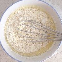 3、芒果千层蛋糕,筛入低粉拌匀。