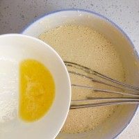 4、芒果千层蛋糕,黄油隔水加热后加入，拌匀之后过一下晒。然后放进冰箱冷藏半个小时。