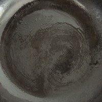 5、芒果千层蛋糕,平底锅先擦一遍油。