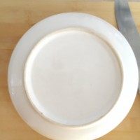 7、芒果千层蛋糕,煎好的面皮可以找个大小差不多的盘子扣上，裁掉多余的边。然后放进冰箱冷藏半个小时。冷藏面皮的时间可以把芒果切块。打发奶油。400克的奶油加入45克糖打发。