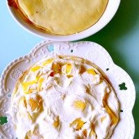 9、芒果千层蛋糕,取一张面皮铺在盘子上。然后摸一层奶油，铺一层芒果，在抹一层奶油。依次类推。可以挑一张最好看的饼皮最上面一层用。光滑的一面朝上。