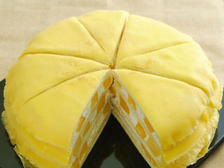 10、芒果千层蛋糕,做好的蛋糕放进冰箱冷藏三个小时以后食用。