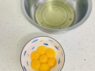 3、古早蛋糕（青汁）,蛋清蛋黄分离，蛋清的盆子一定要无油无水。