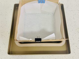 4、古早蛋糕（青汁）,此款蛋糕是水浴法，提前做好准备工作，模具中的纸盒不用担心，在烤箱中不会燃烧。