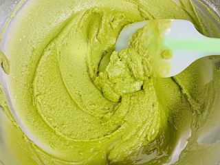 7、古早蛋糕（青汁）,翻版均匀至无颗粒。