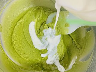 8、古早蛋糕（青汁）,加入牛奶，继续翻拌。