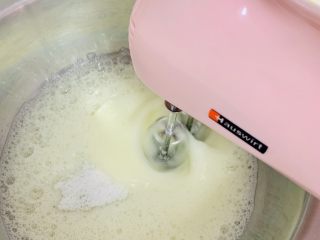 13、古早蛋糕（青汁）,打至大泡状态第一次加入糖。继续打发有纹路出现时第二次加入剩余的糖。