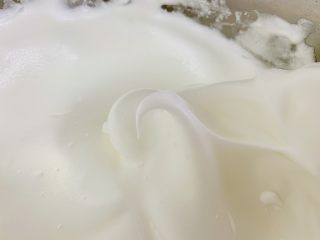 14、古早蛋糕（青汁）,打发至湿性发泡，蛋白非常细腻。