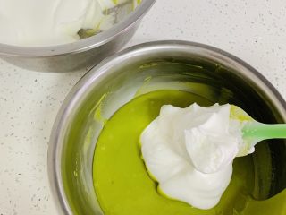 15、古早蛋糕（青汁）,取三分之一的蛋白到蛋黄糊中分翻拌均匀。