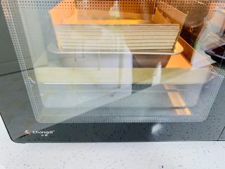 19、古早蛋糕（青汁）,烤箱要提前预热。烤盘里注入凉水，在放入蛋糕胚模具。烤箱设置上下火150度，烤60分钟。