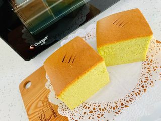 20、古早蛋糕（青汁）,出炉后轻轻震两下震出热气，避免回缩，再将四周的油纸撕掉，放在烤网上散热。凉凉切块。