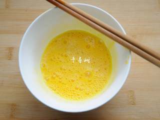 2、平菇青椒炒鸡蛋 好吃又营养的超快手家常菜,鸡蛋打入碗中，用筷子搅散开来，最好能多搅拌会儿，搅到蛋液表面有一层细密的小泡泡，这样在炒的时候鸡蛋会变得体积又大又软和。