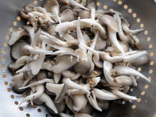 4、平菇青椒炒鸡蛋 好吃又营养的超快手家常菜,泡好的平菇沥水待用。