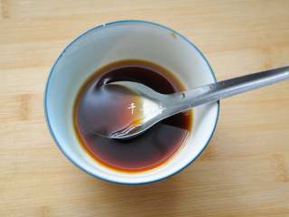 7、平菇青椒炒鸡蛋 好吃又营养的超快手家常菜,调制碗汁，生抽两勺，蚝油1勺，白糖一点点，少许的盐调匀。