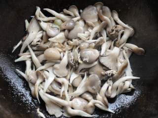 8、平菇青椒炒鸡蛋 好吃又营养的超快手家常菜,锅内重新放油，烧热爆香葱蒜，下入平菇翻炒，刚开始平菇还是比较硬的。