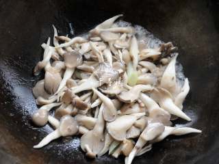 9、平菇青椒炒鸡蛋 好吃又营养的超快手家常菜,直到炒出平菇中的水分，平菇也变软了。