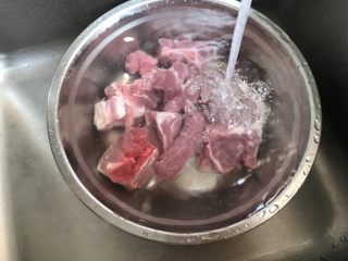 5、莲子无花果膨鱼腮扇骨汤,猪骨浸泡十来分钟去血水